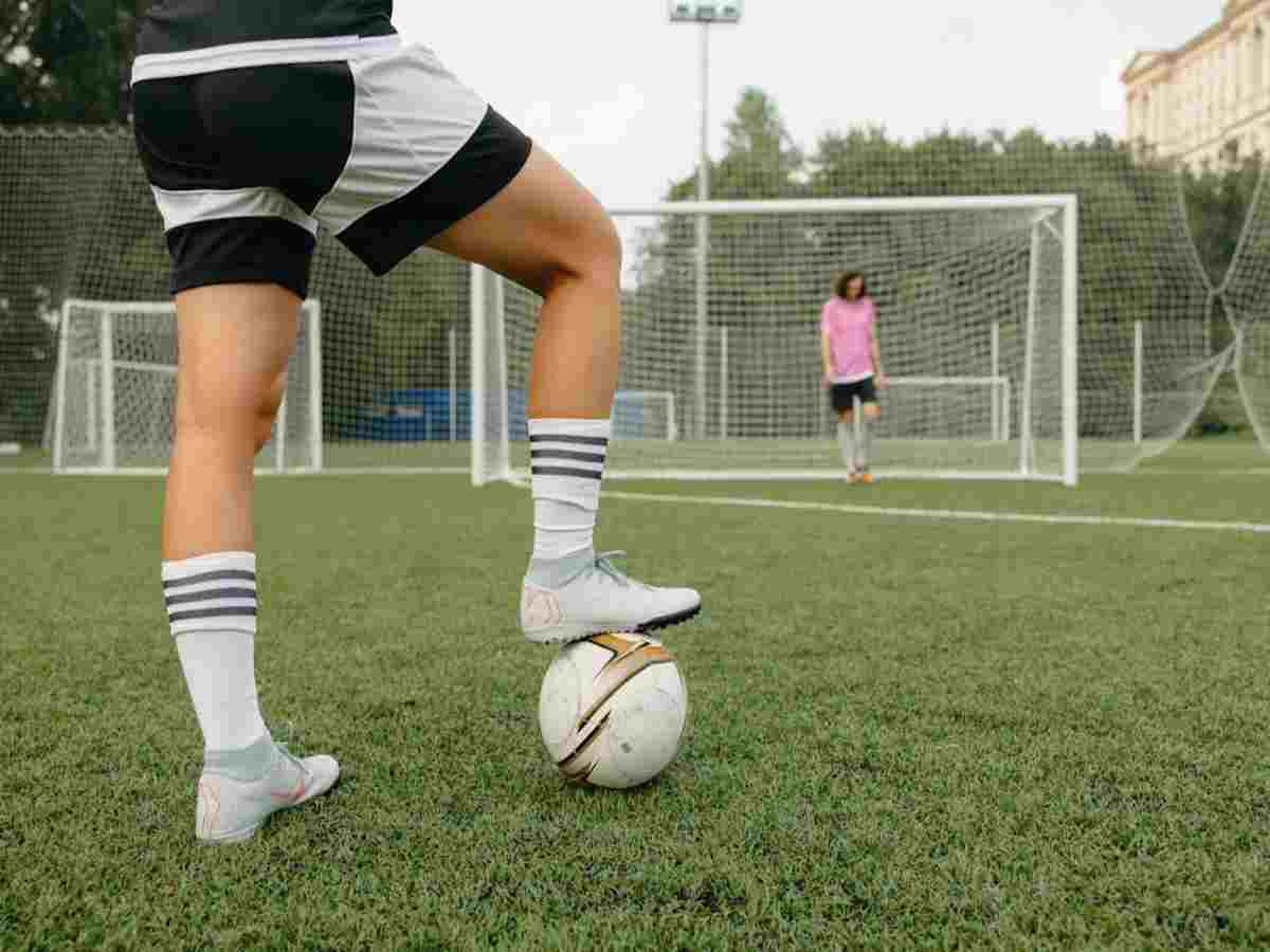 giocatore mette la palla sotto la pianta del piede e portiere attende il tiro